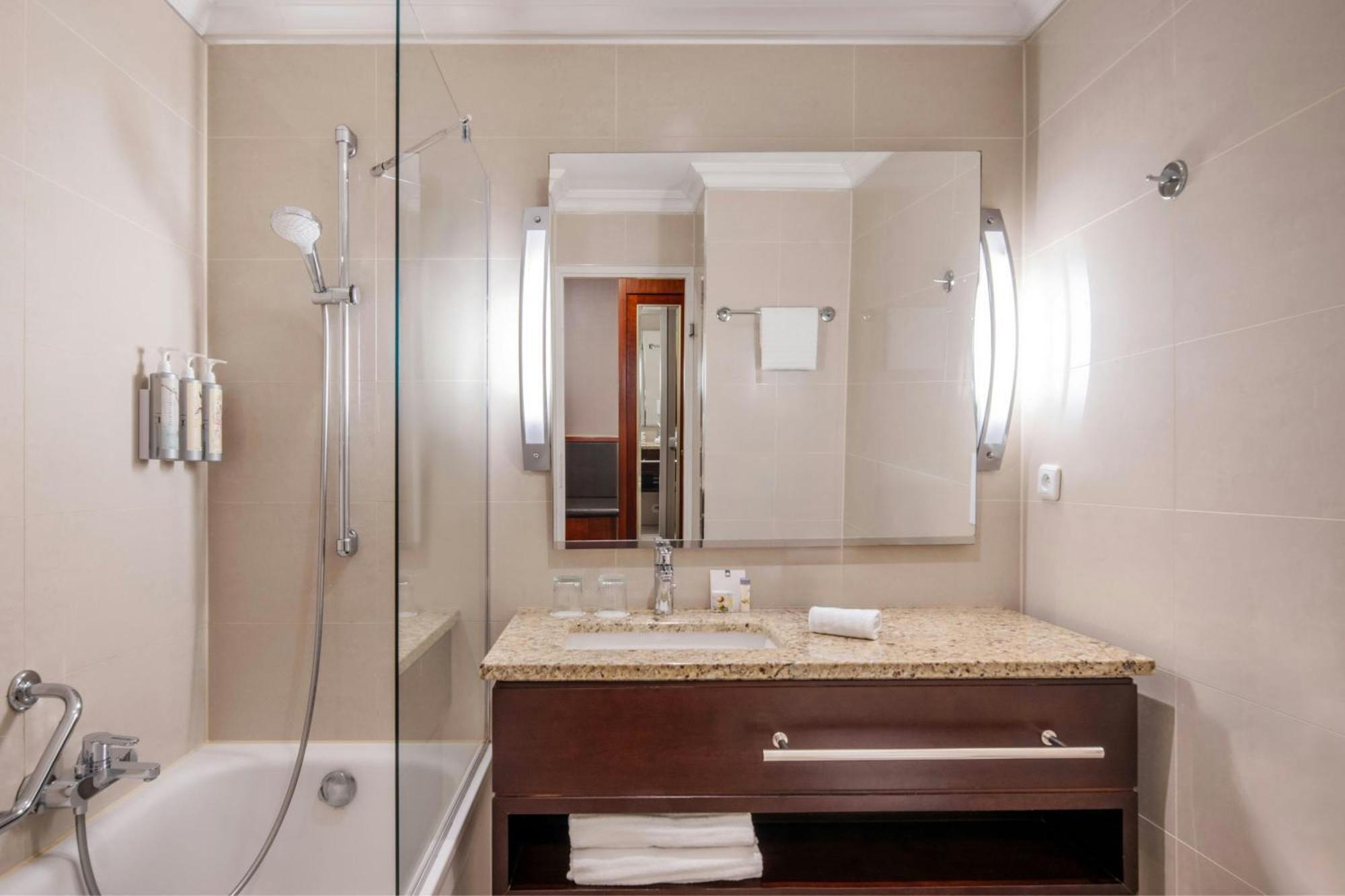 Deluxe Room Guest room 1 Queen,1643143587:JPEG