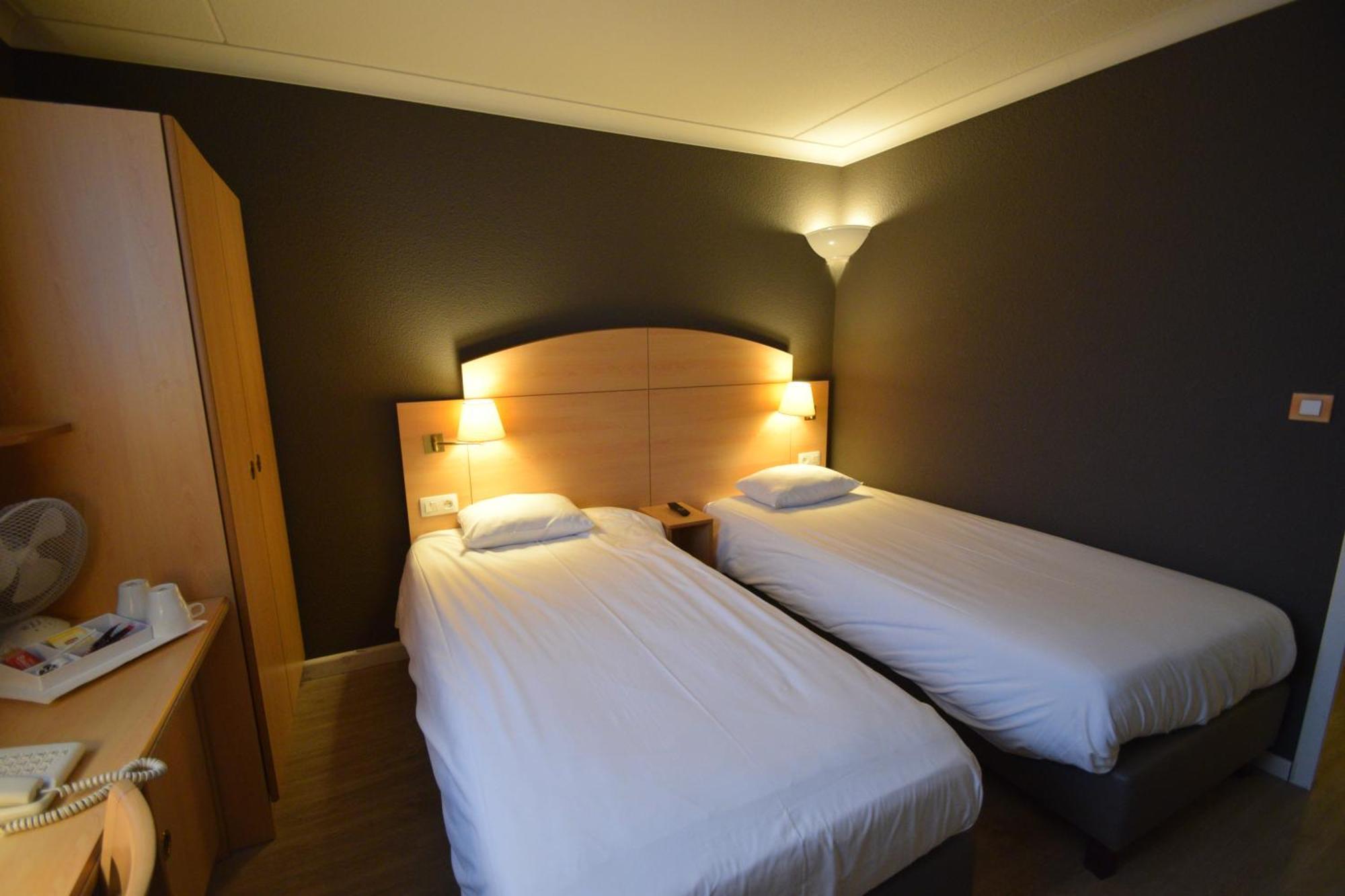 Quarto com 2 Camas de Solteiro