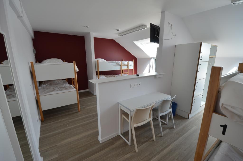 Single Bed in Male Dormitory Room with Shared Bathroom,405115380:JPEG
