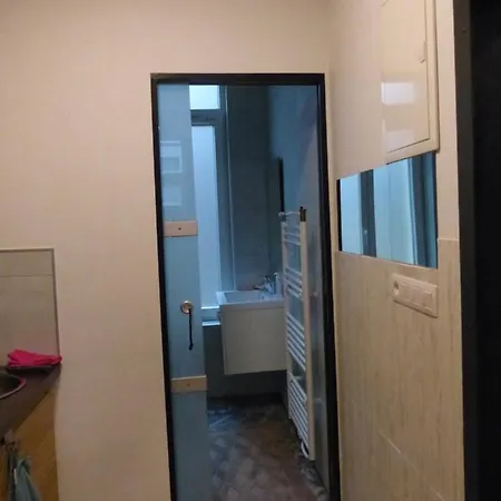 Superbe Studio Au 1Er Etage, Proche De La Gare Du Midi-2