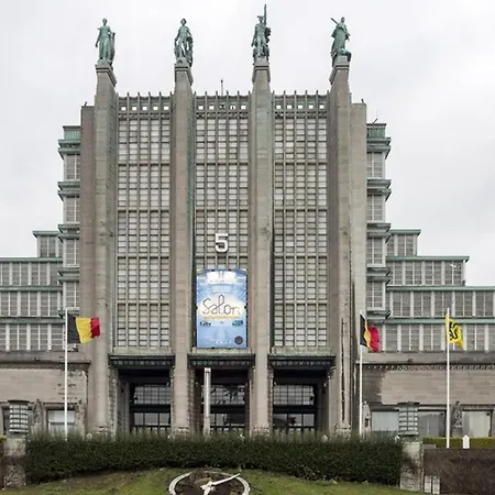 Atomihotel: Contemporary Comfort Steps From The Atomium!-3